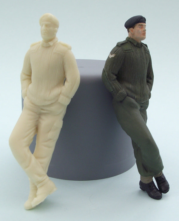 Pair of Soldiers - Relaxed Working Dress & Mechanic - 1/24th Scale (75mm Scale) KFS219+221(TQ148-9)